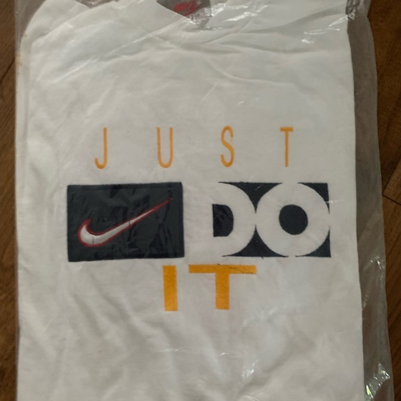 Mid 90’s Nike T-Shirt. - Picture 2 of 2